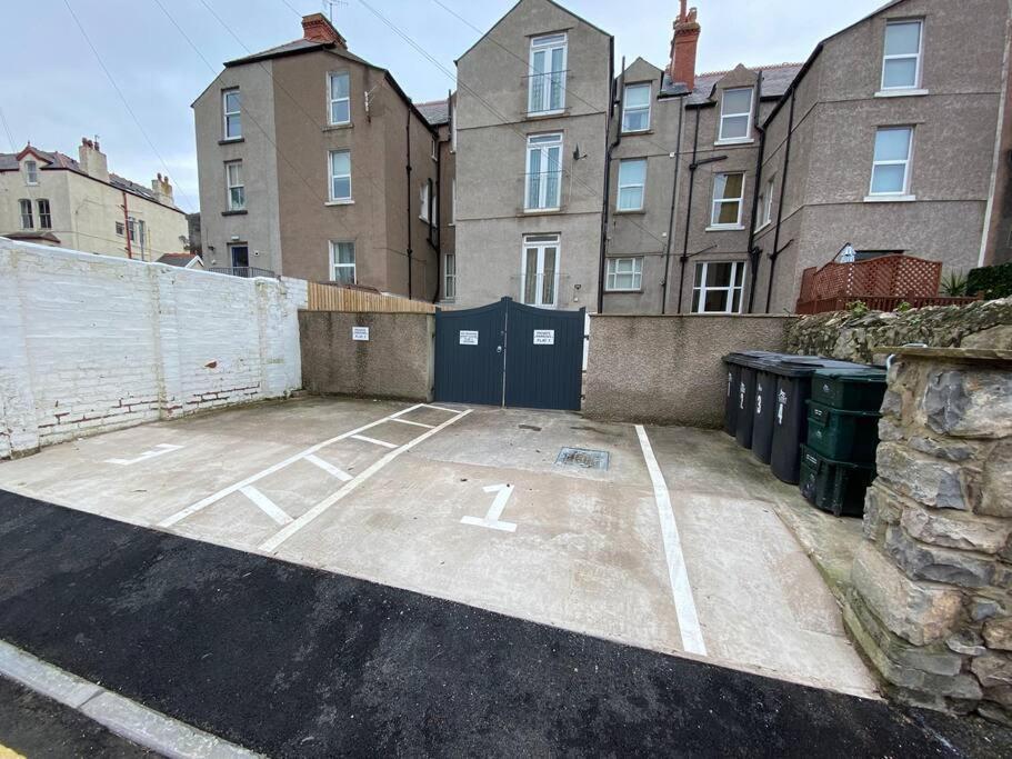 Central Llandudno, Private Parking Near To Beach, Pier & Shops Exterior foto