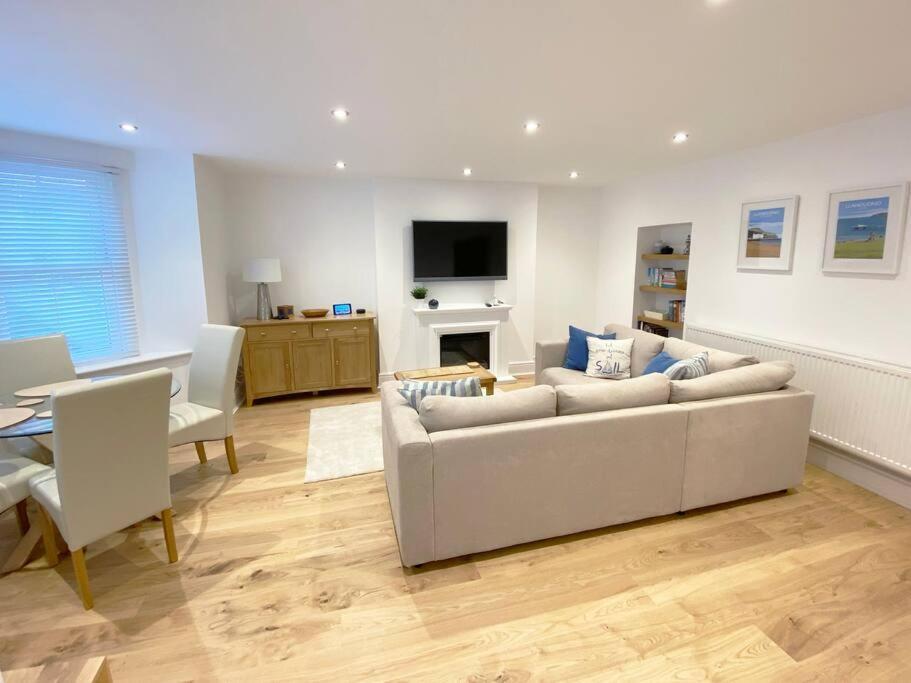 Central Llandudno, Private Parking Near To Beach, Pier & Shops Exterior foto